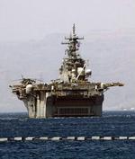 Det amerikanske flådefartøj USS Kearsarge forlader havnen i Aqaba efter raketangrebet. - Foto: AP 