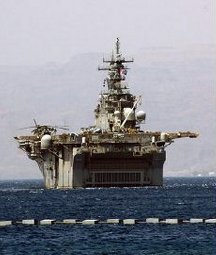 Det amerikanske flådefartøj USS Kearsarge forlader havnen i Aqaba efter raketangrebet. - Foto: AP 