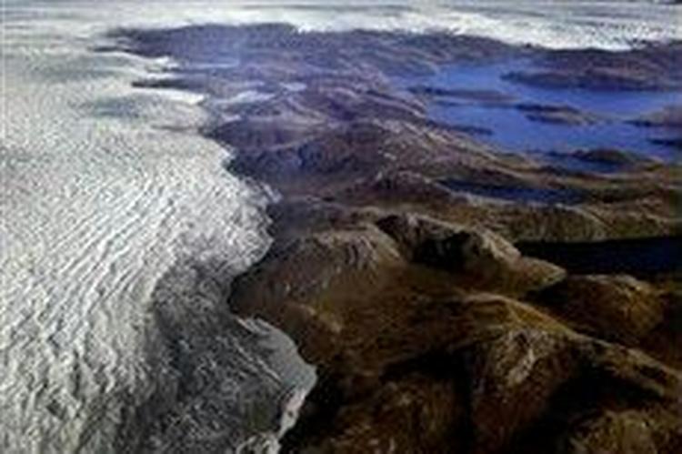 Kanten af indlandsisen ved den grønlandske by Ilulissat. I Arktis er temperaturen steget med 3-4 grader i løbet af de seneste 100 år, og forskerne venter, at den vil stige yderligere 4-7 grader inden 2100. - Foto: Martin Lehmann 