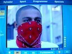 Aziz fik et chok, da han sammen med sin familie så TV 2/Nyhederne 17. juli. På et splitsekund var han nemlig blevet til hardcore bandemedlem i stedet for statist i en musikvideo. Nu beklager TV 2 indslaget.   Foto: Skærmbillede fra TV 2/ 