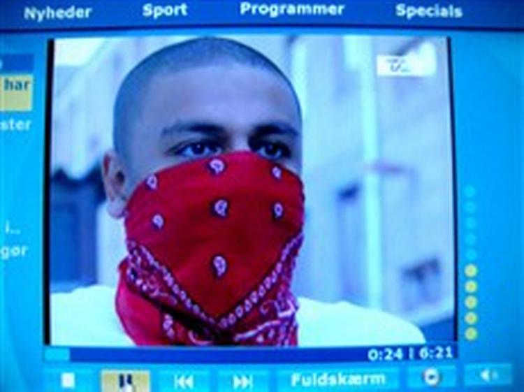 Aziz fik et chok, da han sammen med sin familie så TV 2/Nyhederne 17. juli. På et splitsekund var han nemlig blevet til hardcore bandemedlem i stedet for statist i en musikvideo. Nu beklager TV 2 indslaget.   Foto: Skærmbillede fra TV 2/ 