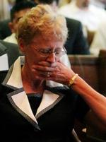 Carol Ernst, der havde anlagt sagen, begyndte at græde, da det stod klart, at hun havde vundet. - Foto: AP 