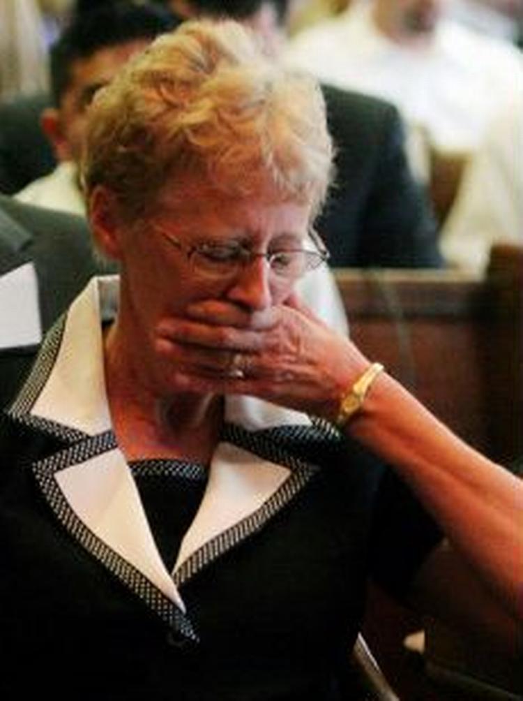 Carol Ernst, der havde anlagt sagen, begyndte at græde, da det stod klart, at hun havde vundet. - Foto: AP 