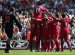 Liverpool fejrer Xabi Alonsos scoring. - Foto: AP 