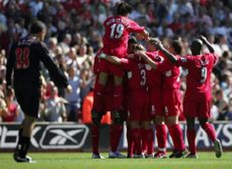 Liverpool fejrer Xabi Alonsos scoring. - Foto: AP 
