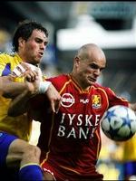 Michael Ribers (th.) holder Johan Elmander tilbage i denne situation, men Brøndbys svensker fik scoret til 1-1, da Brøndby vandt den niende Superligakamp i træk på hjemmebane.   Foto: Stine Larsen 