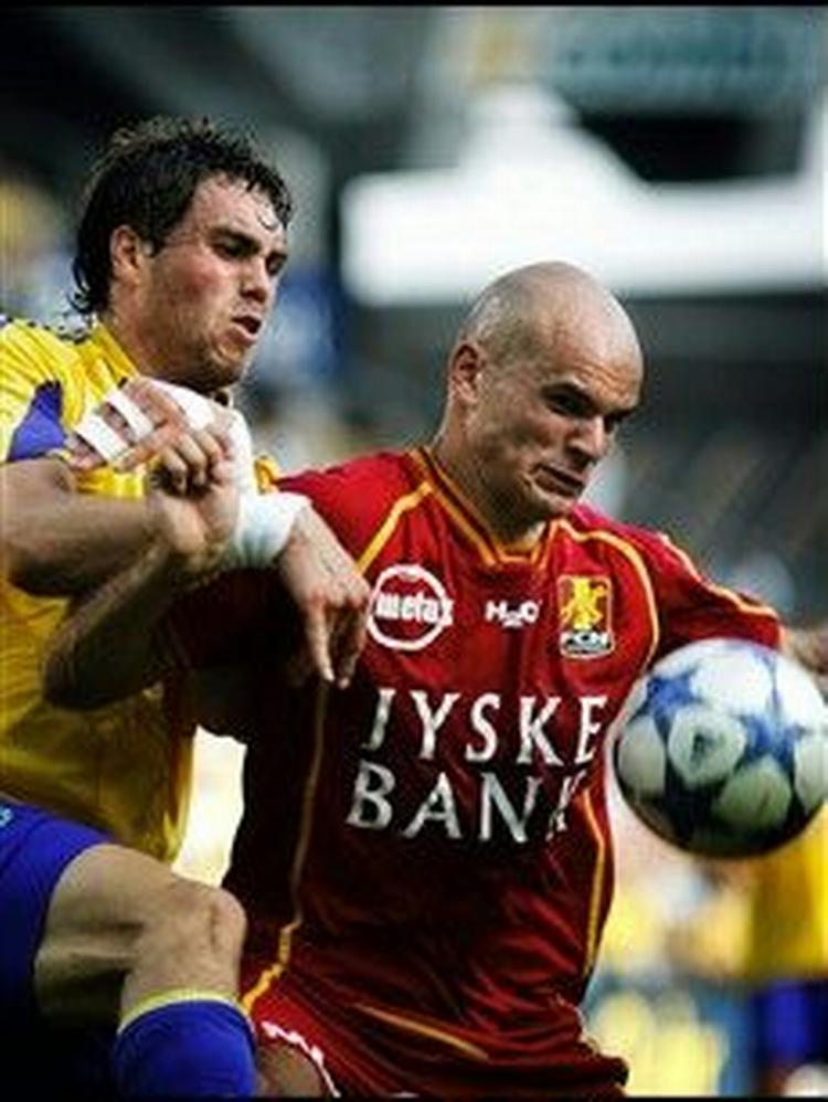 Michael Ribers (th.) holder Johan Elmander tilbage i denne situation, men Brøndbys svensker fik scoret til 1-1, da Brøndby vandt den niende Superligakamp i træk på hjemmebane.   Foto: Stine Larsen 