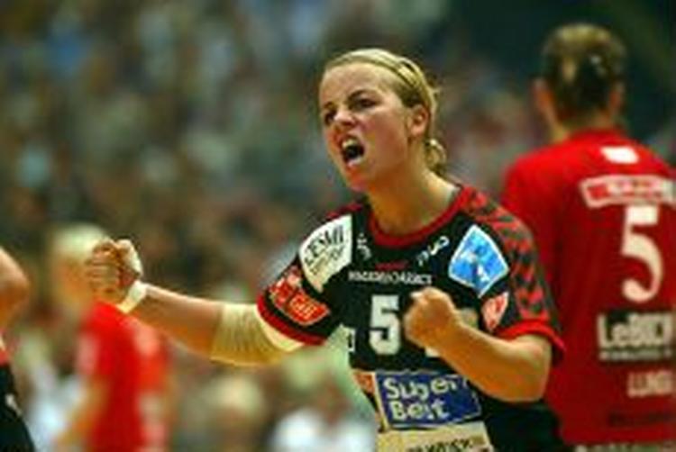 Aalborg DH's Isabel Blanco jubler efter en scoring i den anden DM-finale kamp mod Slagelse. Men i øjeblikket er der ikke meget at glæde sig over i Aalborg DH. - Foto: Ole Kjær 