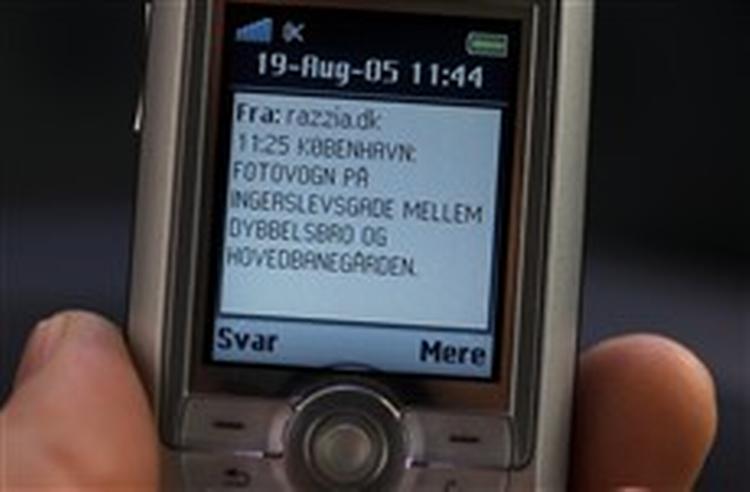 En SMS fra razzia.dk tikker ind og advarer om politiets fartkontrol. Det er især sælgere, taxachauffører og andre, der sidder i bilen mange timer, som er tilmeldt servicen.   Foto: Finn Frandsen 