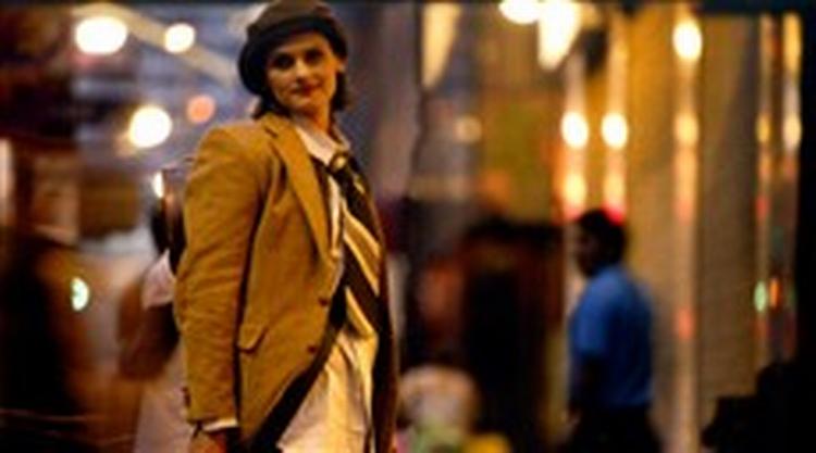 Den amerikanske jazzsanger Madeleine Peyroux er tilsyneladende sunket i jorden midt i promoveringen af albummet  Careless Love .   Foto fra cd-cover 
