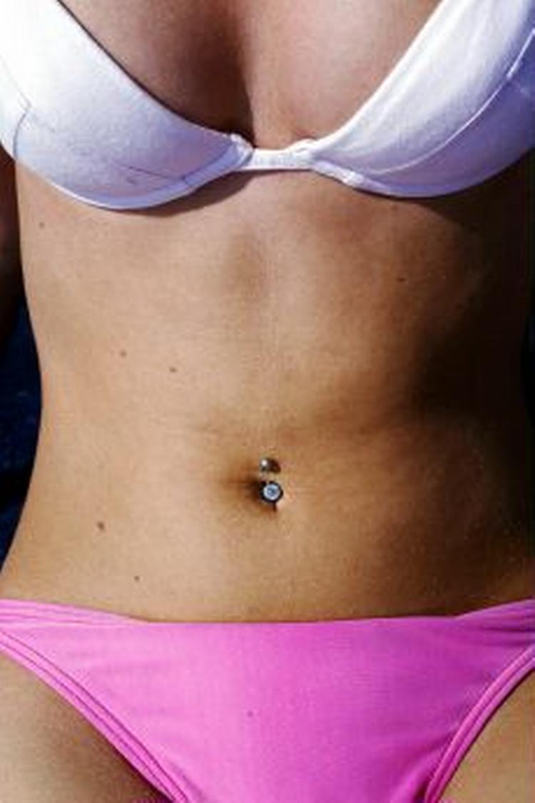 Piercinger i navlen er en dårlig ide, hvis man er gravid. - Foto: Thomas Borberg 