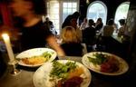 Unge fritidsjobbere i restaurationsbranchen får ikke deres feriepenge. Arbejdsgiverne påstår, at de ikke har hørt om, at de har krav på pengene - Foto: Thomas Wilmann 