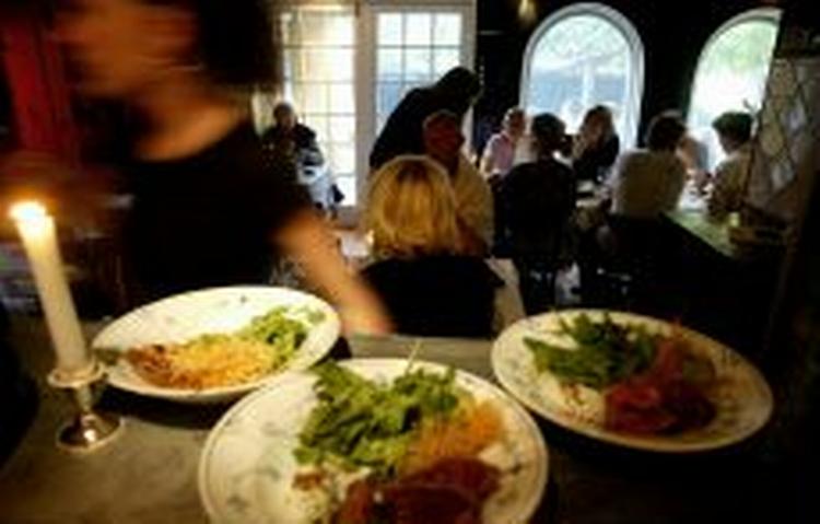 Unge fritidsjobbere i restaurationsbranchen får ikke deres feriepenge. Arbejdsgiverne påstår, at de ikke har hørt om, at de har krav på pengene - Foto: Thomas Wilmann 