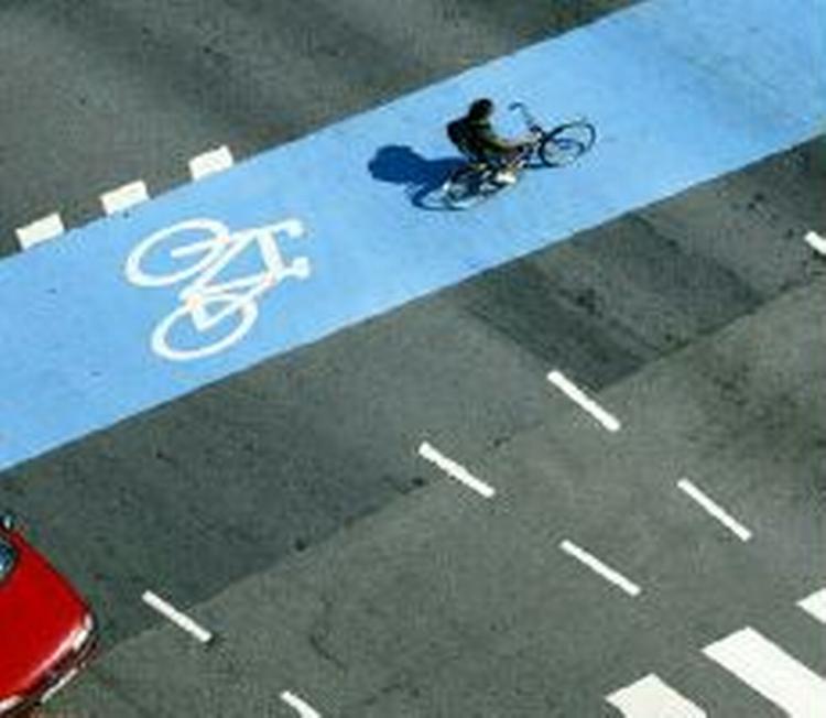 Brugen af den blå cykelbane kan give færre ulykker i vejkryds, mener direktør Jens E. Pedersen fra Dansk Cyklistforbund. - Arkivfoto: Thomas Borberg 