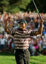 Tiger Woods fejrer sejren i NEC Invitational. Men Woods var ikke tilfreds med spillet. - Foto: AP 