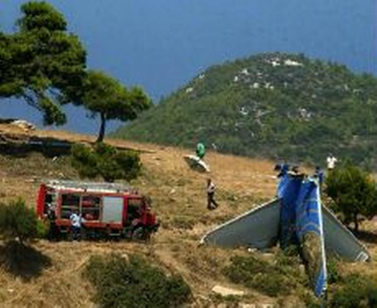 Flyet styrtede ned 40 km. fra Athen nær byen Grammatikos. - Foto: AP 