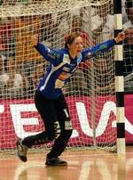 Aalborg DH's målvogter Katrine Lunde jubler over sejren over Slagelse tilbage i maj. Nu kan holdet juble, for klubben er reddet. - Arkivfoto: Thomas Sjørup 