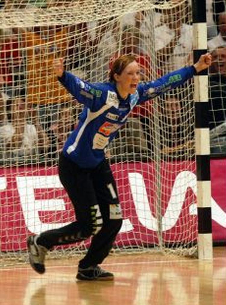 Aalborg DH's målvogter Katrine Lunde jubler over sejren over Slagelse tilbage i maj. Nu kan holdet juble, for klubben er reddet. - Arkivfoto: Thomas Sjørup 