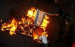 Den palæstinensiske grupper Hamas brænder jødiske flag af i gaderne i Gaza - Foto: AP 