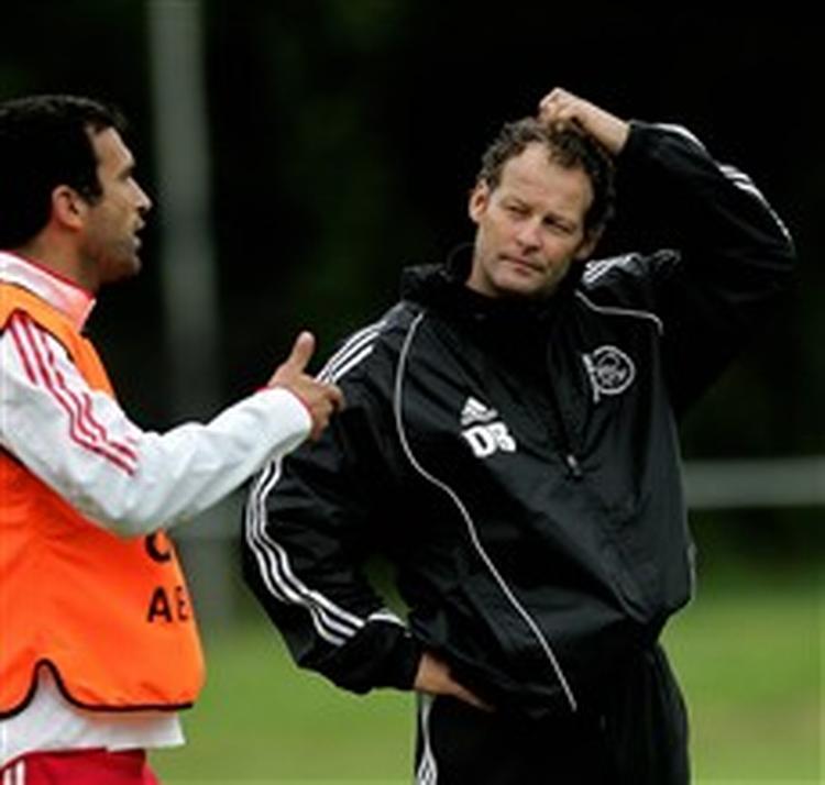 Ajaxtræner Danny Blind (th.) fik en lang snak med sine forsvarsspillere ved den sidste træning inden Champions League-kampen.   Foto: Lars Poulsen/EB 