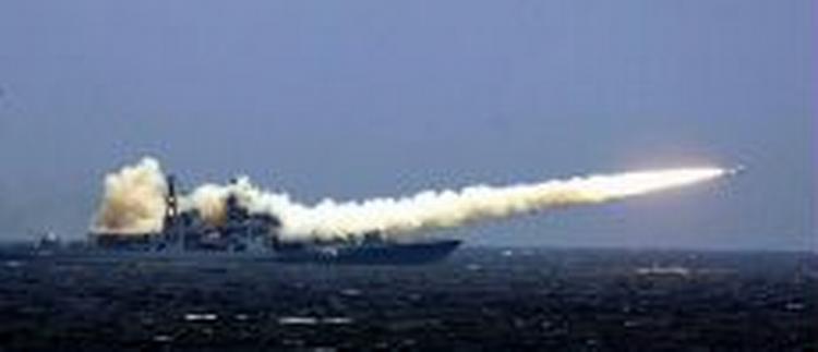 En russisk destroyer affyrer et missil under øvelsen. - Foto: AP 