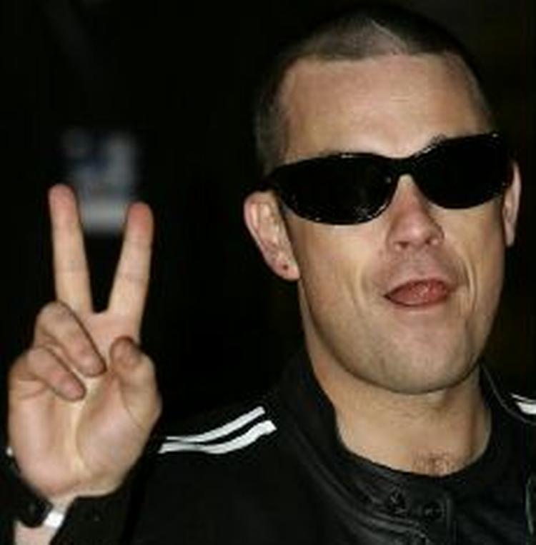 Robbie Williams ankommer til Brit Awards i London i februar. - Arkivfoto: AP 