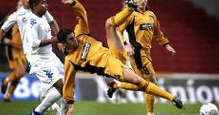 Den løsladte hooligan fra det walisiske hold Carmarthen Town, Craig Hughes, kommer måske på banen i torsdagens UEFA Cup-kvalifikationskamp mod FC København. Her spiller holdene i Parken sidst de mødtes- Foto: Thomas Wilman 