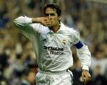 Real Madrids anfører Raul afprøvede for første gang i en kamp tirsdag en øresnegl, som ventes at blive trænerens fremtidige kommunikationsvej til grønsværen. - Foto: AP 