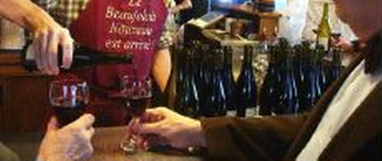 Den franske vinproducent Georges Duboeuf anklages for at hælde billig vin på nye flasker. Her nyder et par herrer en beaujolais nouveau, som skulle være den ægte vare- Foto: AP 