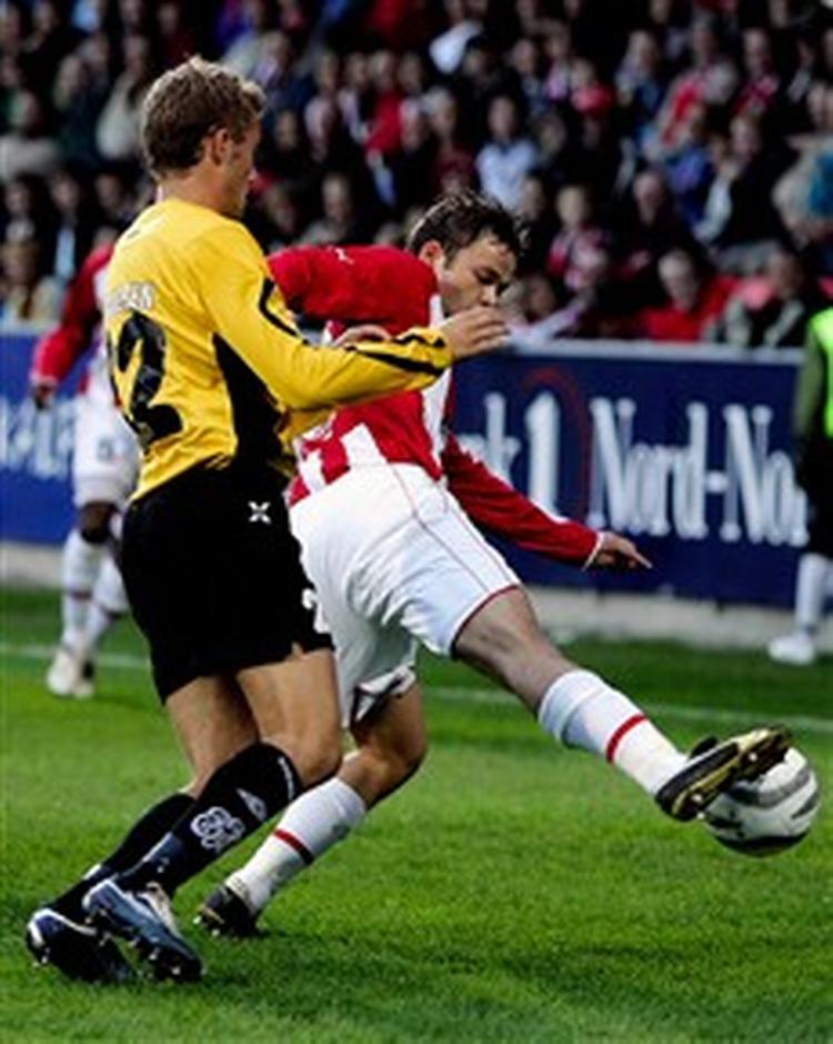Hans Åge Yndestad kommer foran Simon A. Pedersen, men Esbjerg vandt 1-.0 og fik fremtvunget straffesparkkonkurrence i Tromsø.   Foto: AP 