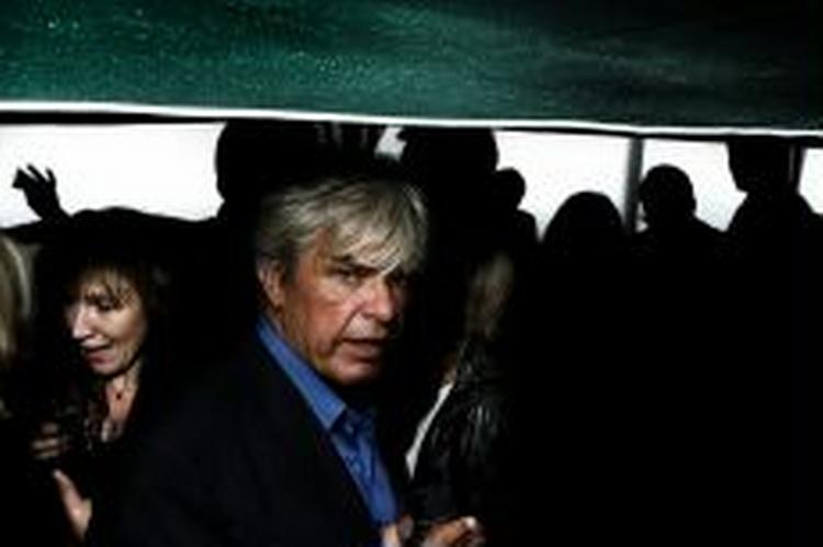 Regnen væltede ned over de litterære notabiliteter til Gyldendals efterårsreception. Men det afholdt hverken Ib Michael eller andre fra at udveksle spidsfindigheder og kindkys.   Foto: Martin Bubandt Jensen 