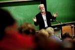 Den 59-årige professor Torben Weinreichs veloplagte afskedsforelæsning på Danmarks Pædagogiske Universitet i går formede sig som et muntert sammenkog af 400 års børnelitteraturhistorie.   Foto: Jacob Ehrbahn 