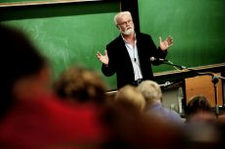 Den 59-årige professor Torben Weinreichs veloplagte afskedsforelæsning på Danmarks Pædagogiske Universitet i går formede sig som et muntert sammenkog af 400 års børnelitteraturhistorie.   Foto: Jacob Ehrbahn 