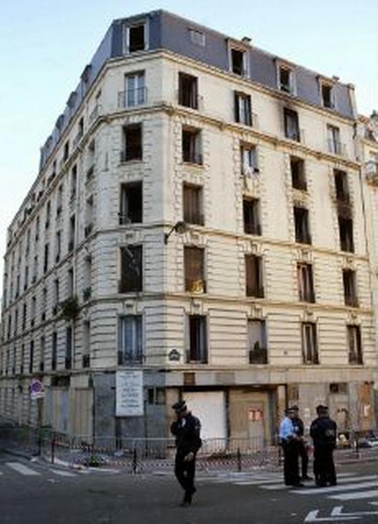 I tre timer raserede branden i nat denne ejendom nær Place d'Italie i det 13. arrondissement i Paris. - Foto: AP 