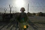 En amerikansk soldat bevogter Abu Ghraib-fængslet i Irak. - Foto: AP 