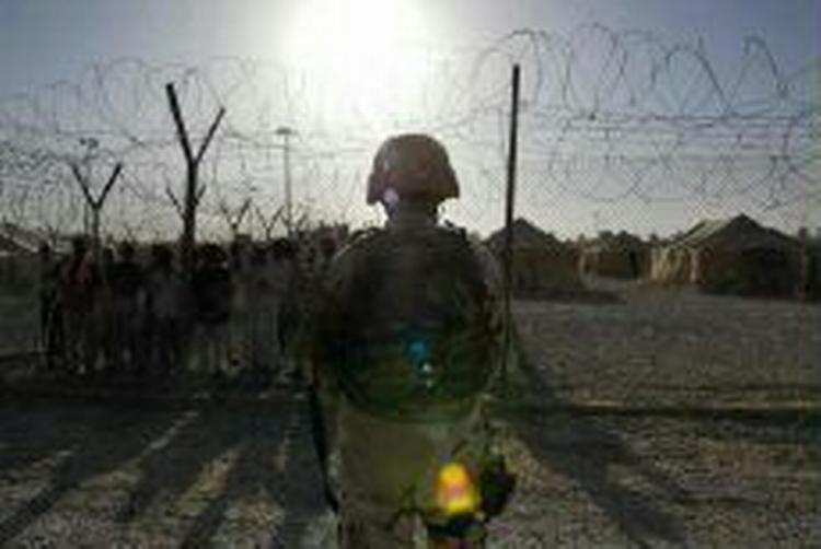 En amerikansk soldat bevogter Abu Ghraib-fængslet i Irak. - Foto: AP 