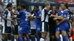 I topopgøret mellem Tottenham og Chelsea blev der diskuteret heftigt. Her må Lampard holde holdkammeraten John Terry ude af problemer. - Foto: AP 