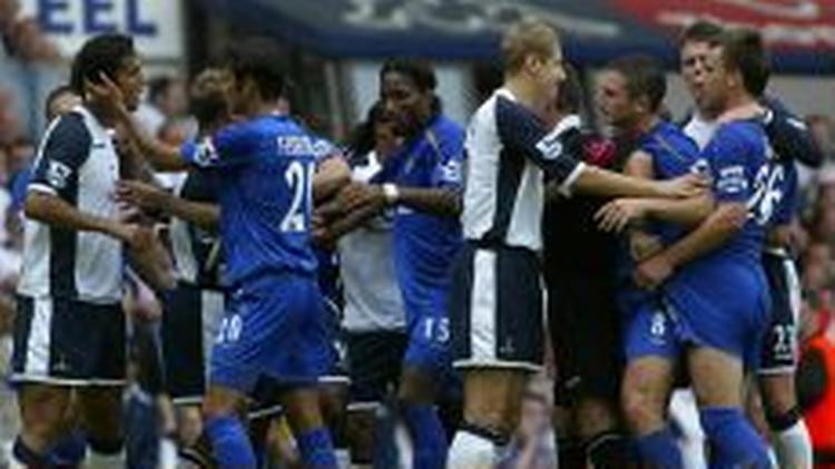 I topopgøret mellem Tottenham og Chelsea blev der diskuteret heftigt. Her må Lampard holde holdkammeraten John Terry ude af problemer. - Foto: AP 