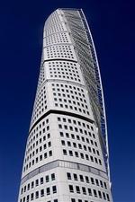 Himlen over Malmø danner en effektfuld kontrast til huset Turning Torso i Malmø, der vil kunne ses fra de fleste steder på Østsjælland som en hvid pind i det fjerne. - Foto: Mads Nissen 