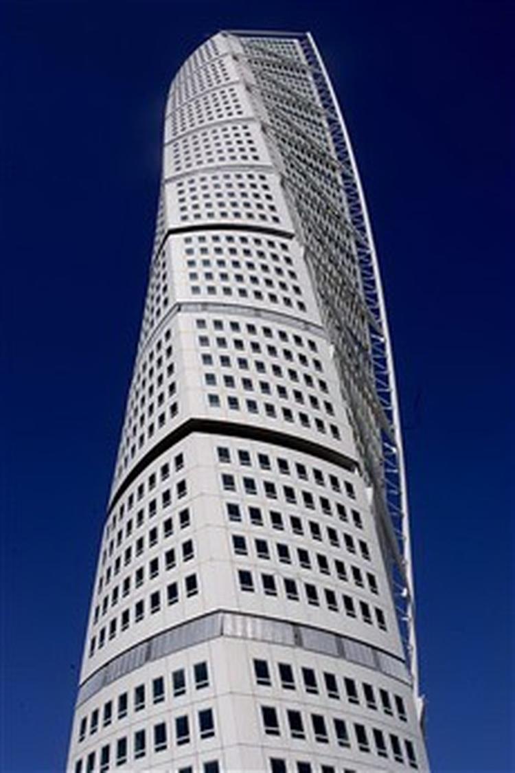 Himlen over Malmø danner en effektfuld kontrast til huset Turning Torso i Malmø, der vil kunne ses fra de fleste steder på Østsjælland som en hvid pind i det fjerne. - Foto: Mads Nissen 