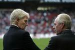 Den danske landstræner Morten Olsen siger tak for kampen til Eriksson i Parken. - Foto: Thomas Wilmann 