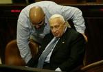 Ministerpræsident Sharon i selskab med sønnen Omri i Knesset. - Foto: AP 