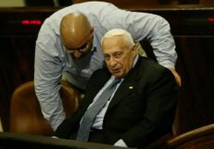 Ministerpræsident Sharon i selskab med sønnen Omri i Knesset. - Foto: AP 