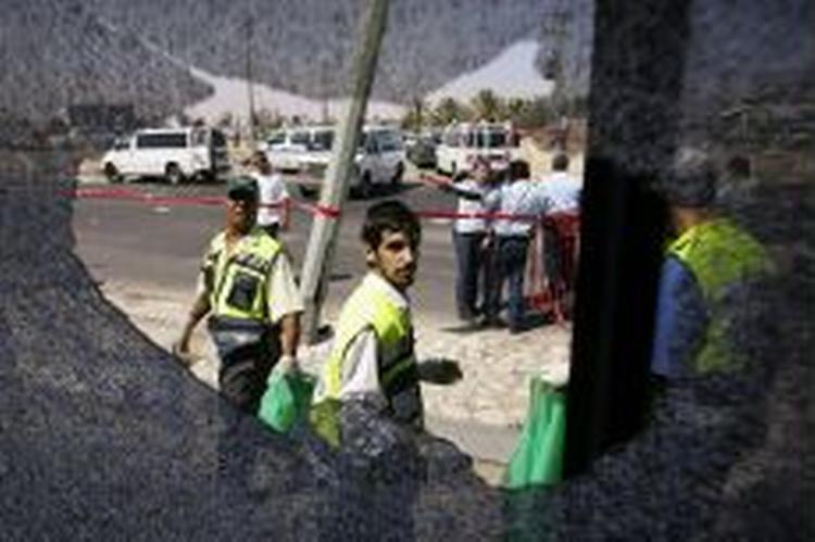Oprydningsarbejdet efter selvmordangrebet i morges i det sydlige Israel. - Foto: AP 