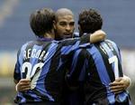 Adriano lykønskes af Recoba og Inter-debutanten Luis Figo. - Foto: AP. 