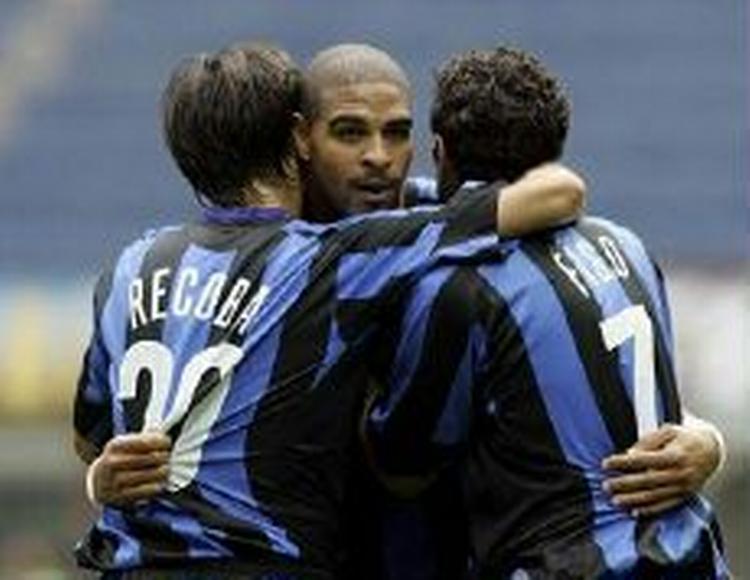 Adriano lykønskes af Recoba og Inter-debutanten Luis Figo. - Foto: AP. 