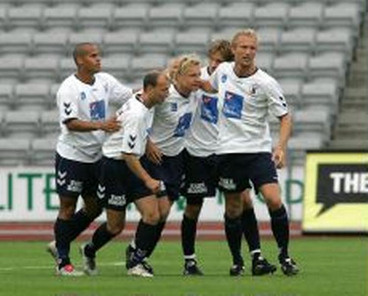 Århusiansk jubel efter 1-0-målet sat på straffespark af Jonny Hanssen (midt/lys). - Foto: Erik Kragh 