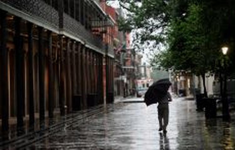 En enkelt beboer fra New Orleans går gennem det franske kvarter søndag, mens byen blev tømt. Orkanen »Katrina« ventes at slå mod kysten cirka klokken 14 dansk tid. - Foto: AP 