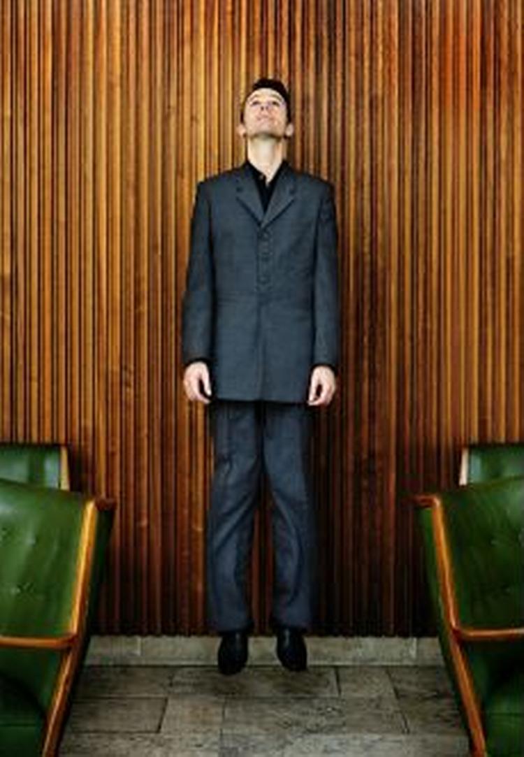 ROMANTIKEREN. Kravene til én selv, til tilværelsen og til andre mennesker er så høje, at livet føles som en frustration, siger Martin Hall.   Foto: Anders Birch 