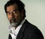 Foto af eksdiktator Saddam Hussein under et forhør ved Det særlige irakiske krigsforbrydertribunal i august i år. - Foto: AP 